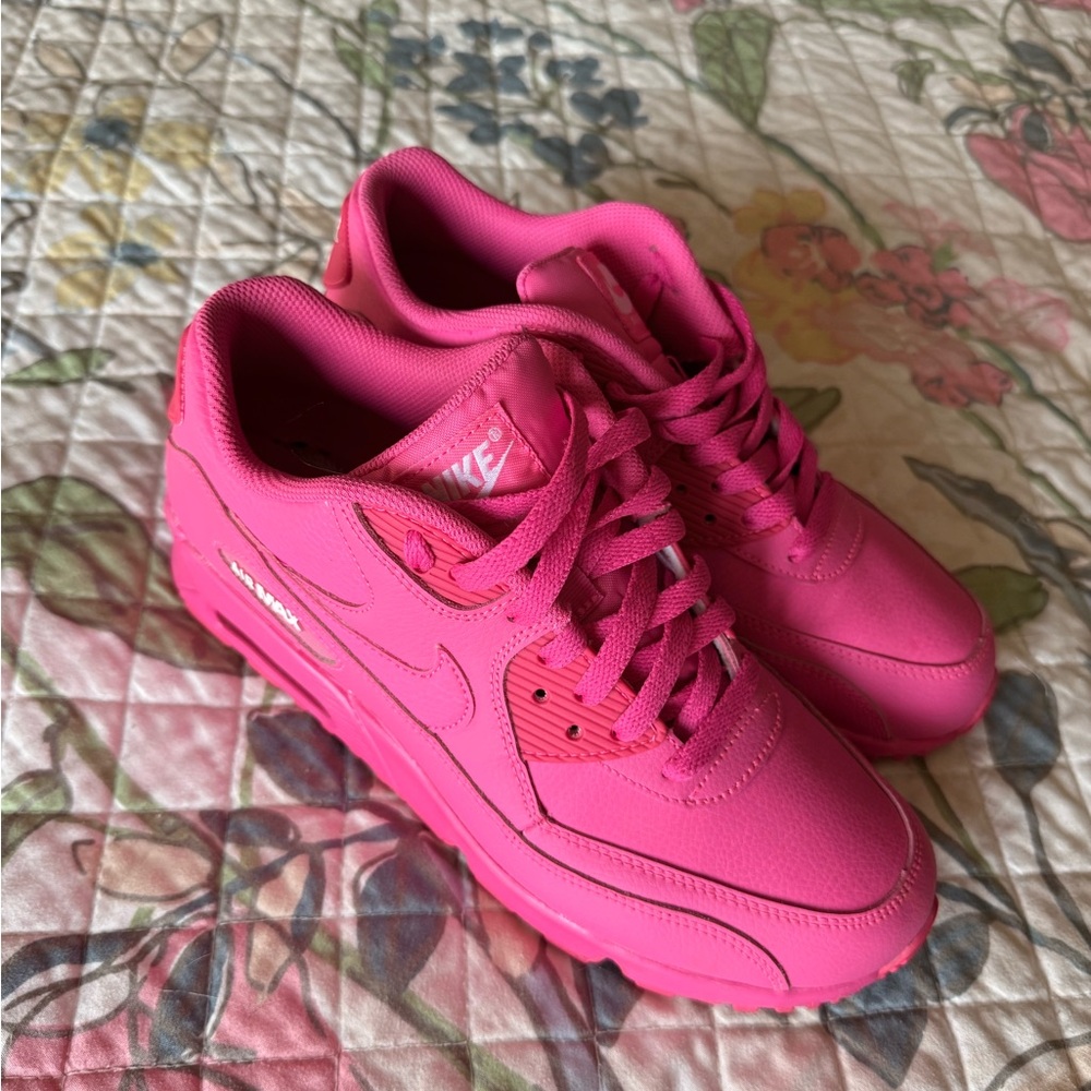 Nike Women's Bright Pink Sneakers